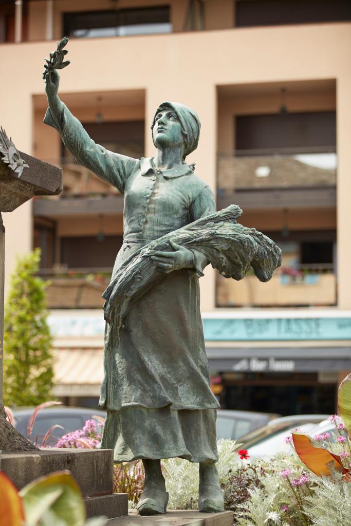 Statues d'une femme et d'un lion.