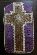 chasuble, étole, manipule, voile de calice et bourse de corporal (ornement violet)