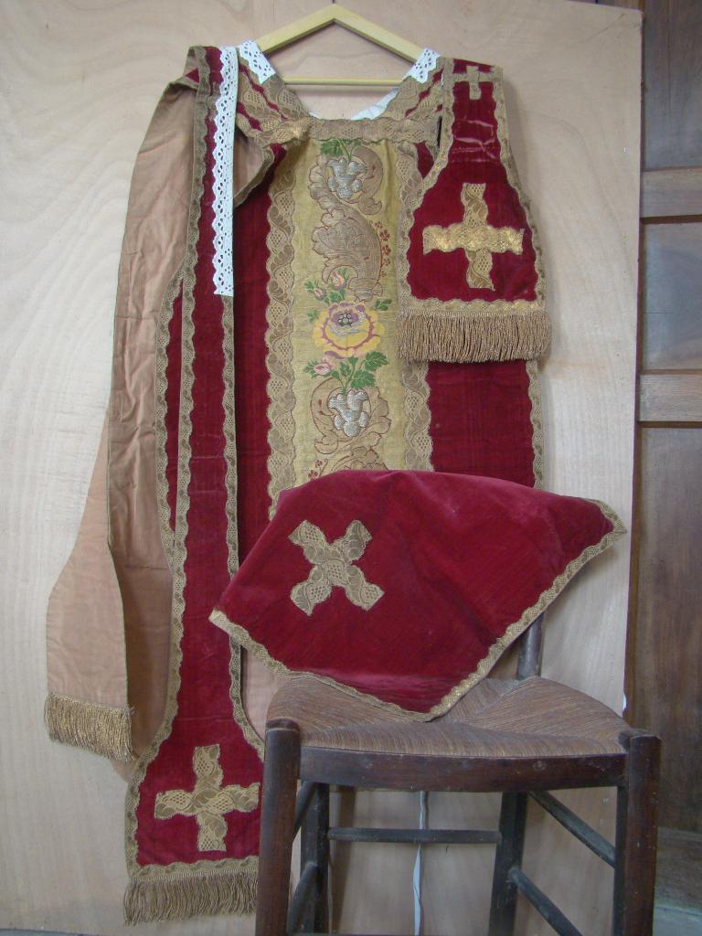 ornement rouge : chasuble, étole de clerc, manipule, bourse de corporal, voile de calice