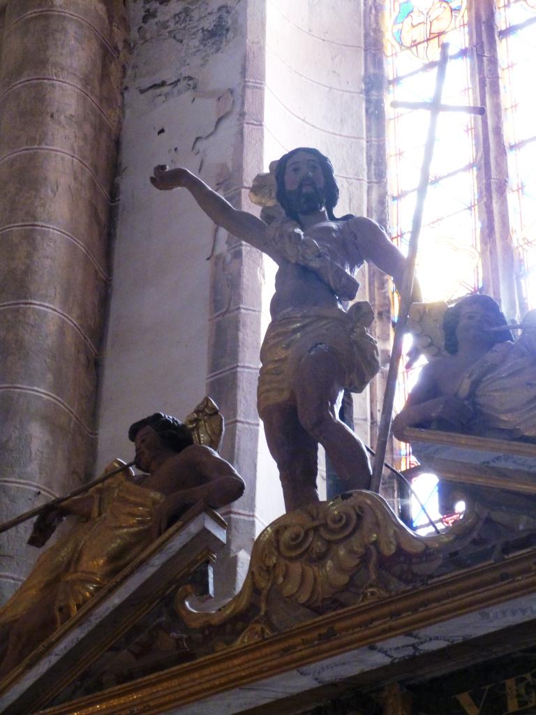 ensemble du retable du maître-autel : retable architecturé, autel tombeau, tableaux : La Crucifixion, Saint Pierre, Saint Paul et statues : Christ de la Résurrection, 4 anges
