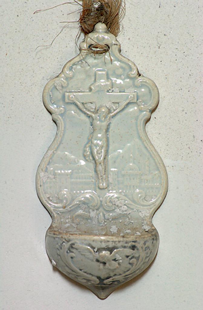 bénitier d'applique, de style néo-rocaille : Christ en croix
