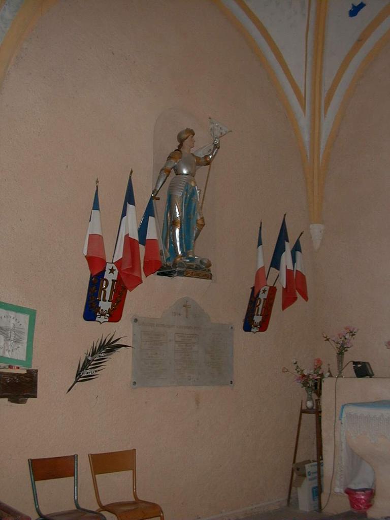 ensemble du monument aux morts de la guerre de 1914-1918 avec une plaque commémorative et la statue (petite nature) de Jeanne d'Arc sur sa console.