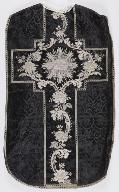 chasuble noire avec étole et voile de calice