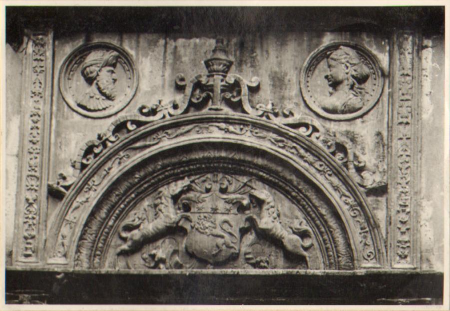 bas-relief de la porte de l'escalier