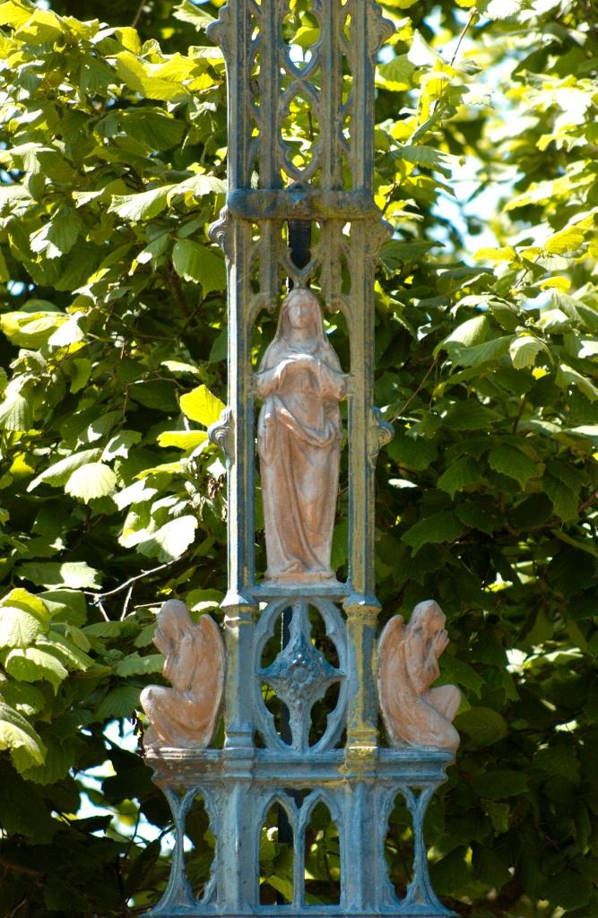 croix de chemin, de style néo-gothique, et son socle : Vierge et deux anges agenouillés en adoration