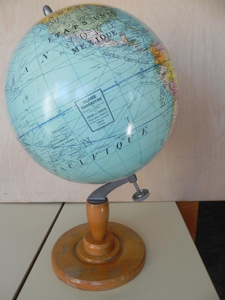 globe terrestre sur socle.