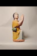 statue : Personnage agenouillé en prière