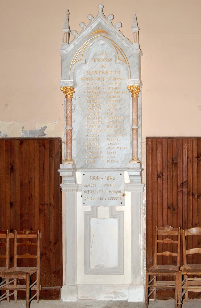 ensemble du monument aux morts de la guerre de 1914-1918 et de la guerre de 1939-1945 et la statue (petite nature) de Jeanne d'Arc et sa console.