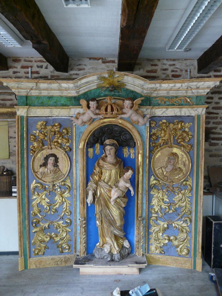 ensemble de l'autel secondaire dédié à la Vierge du Rosaire : retable architecturé, autel tombeau, gradin d'autel, statue : Vierge du Rosaire