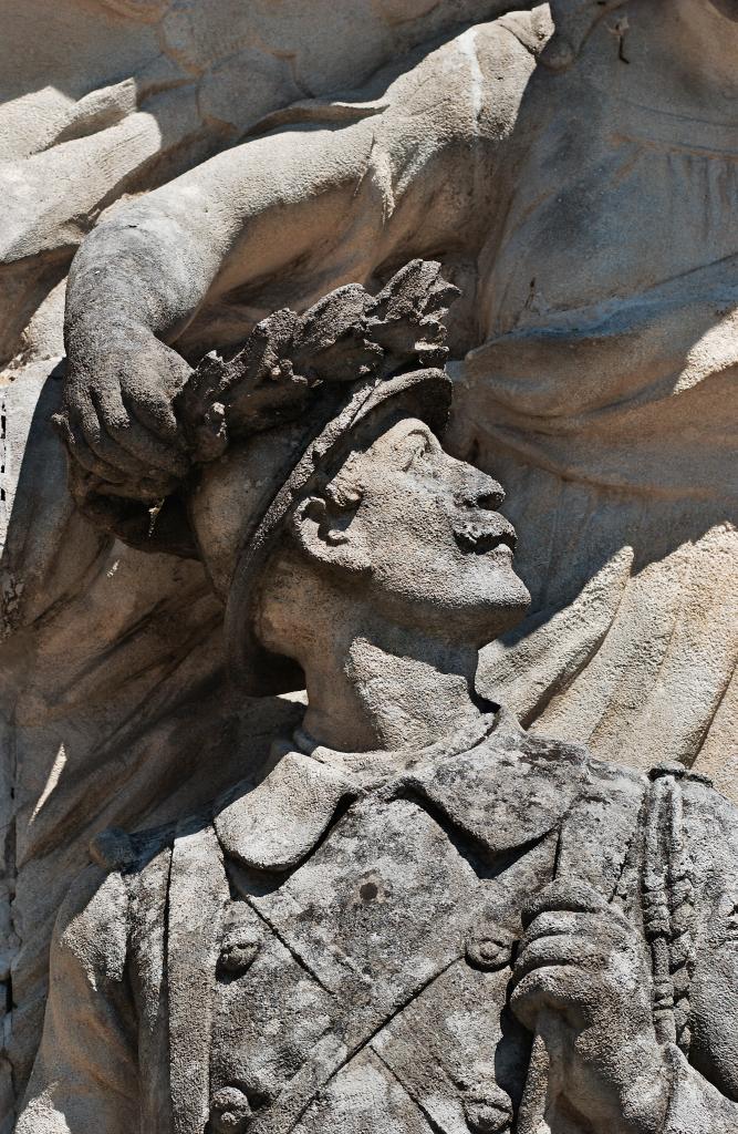 groupe sculpté représentant une Victoire ailée couronnant un Poilu quittant le champ de bataille