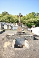 caveau provisoire et croix de cimetière