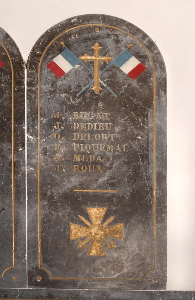 ensemble du monument aux morts (4 plaques et un tableau commémoratifs) des guerres napoléoniennes, de la guerre de 1914-1918 et de la guerre de 1939-1945, des statues (grandeur nature) des statues de Saint-Martin et sa console, de Jeanne d'Arc et d'une croix de guerre