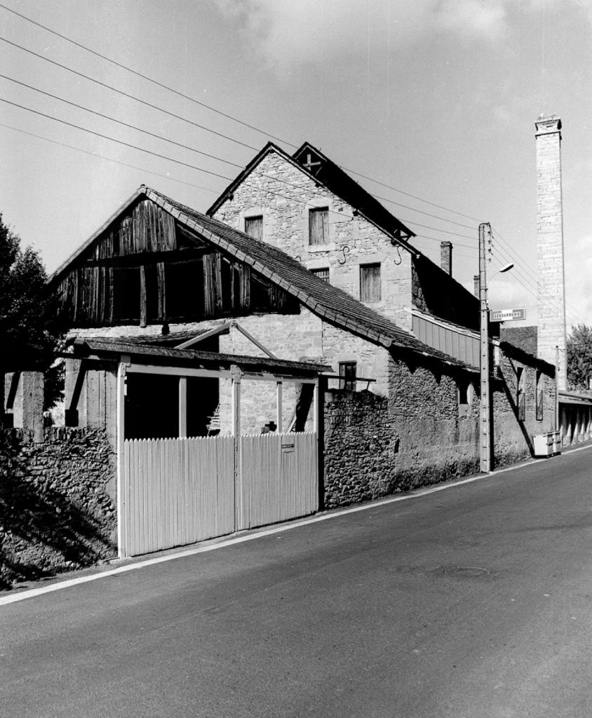 moulin à farine, moulin à foulon, usine de teinturerie, filature (de laine) dit Moulin, puis Usine de Pique Trabuc