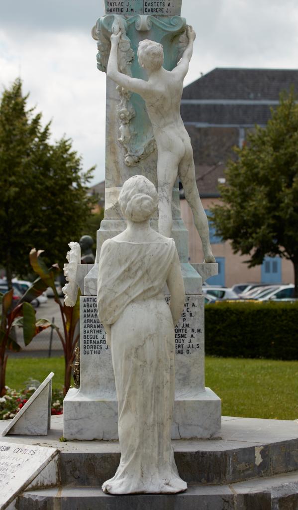 statues de personnages célèbres, de deux femmes et un jeune homme et dun coq