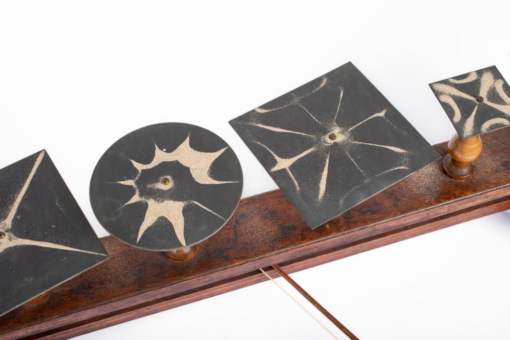 instrument scientifique : Plaques vibrantes pour figures de Chladni