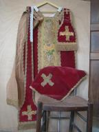 ornement rouge : chasuble, étole de clerc, manipule, bourse de corporal, voile de calice