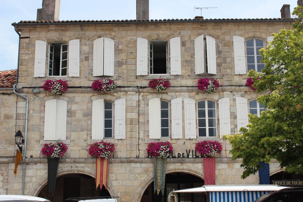 ancienne maison à couvert, actuellement mairie