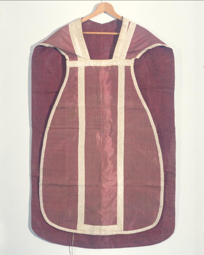 chasuble, étole de clerc, manipule, bourse de corporal, voile de calice (ornement rouge)