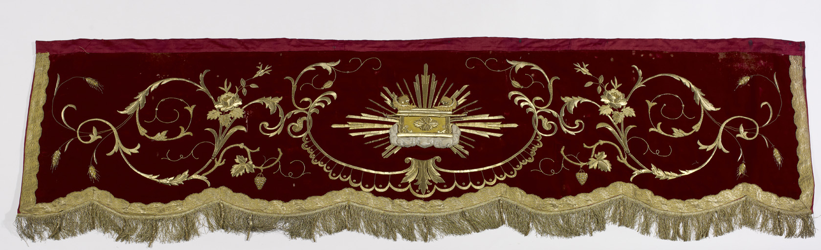 dais de procession rouge (n° 3)