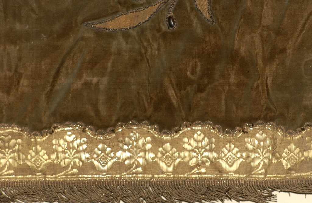 voile d'exposition du saint sacrement : I.H.S.