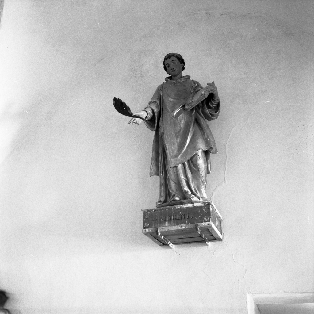 deux statues en pendant : saint Vincent, diacre