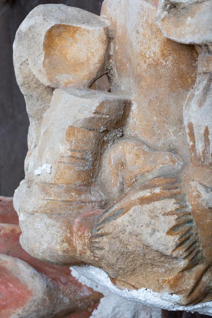 groupe sculpté de la Mise au tombeau