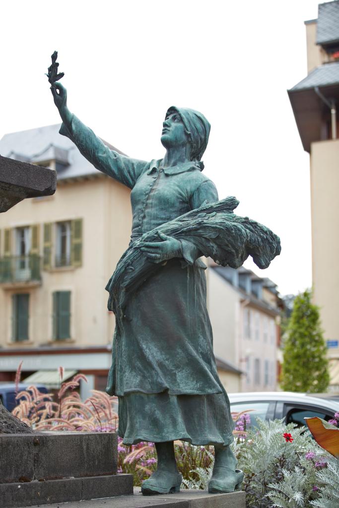 Statues d'une femme et d'un lion.