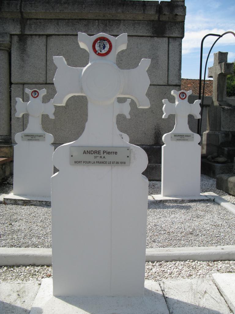 monument commémoratif de la guerre de 1914-1918, de la guerre de 1939-1945, de la guerre de 1946-1954 et de la guerre de 1954-1962, carré militaire et 12 tombeaux