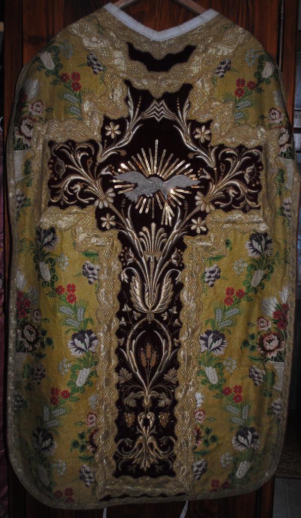 ornement de drap d'or n° 1 : chasuble , étole de clerc , bourse de corporal