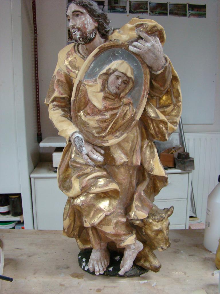 ensemble du retable du maître-autel : retable architecturé, autel tombeau, gradin d'autel, tabernacle, statues (8)