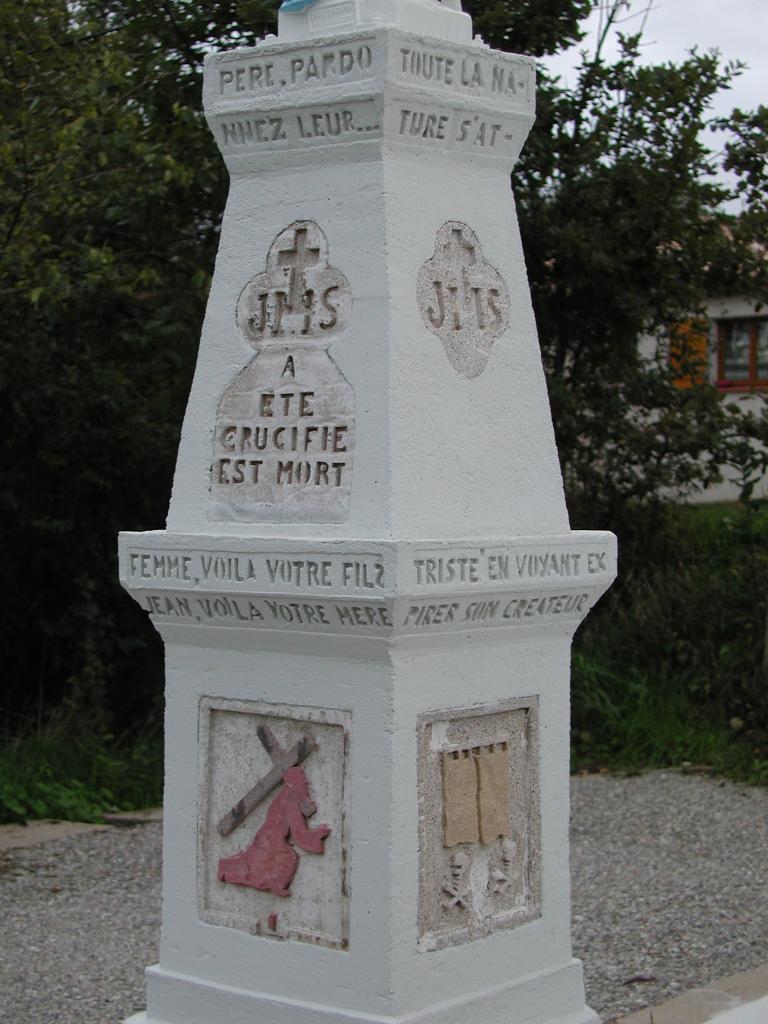 calvaire édicule et ses 3 statues (petite nature) : Christ en croix, la Vierge, saint Jean et sainte Marie-Madeleine