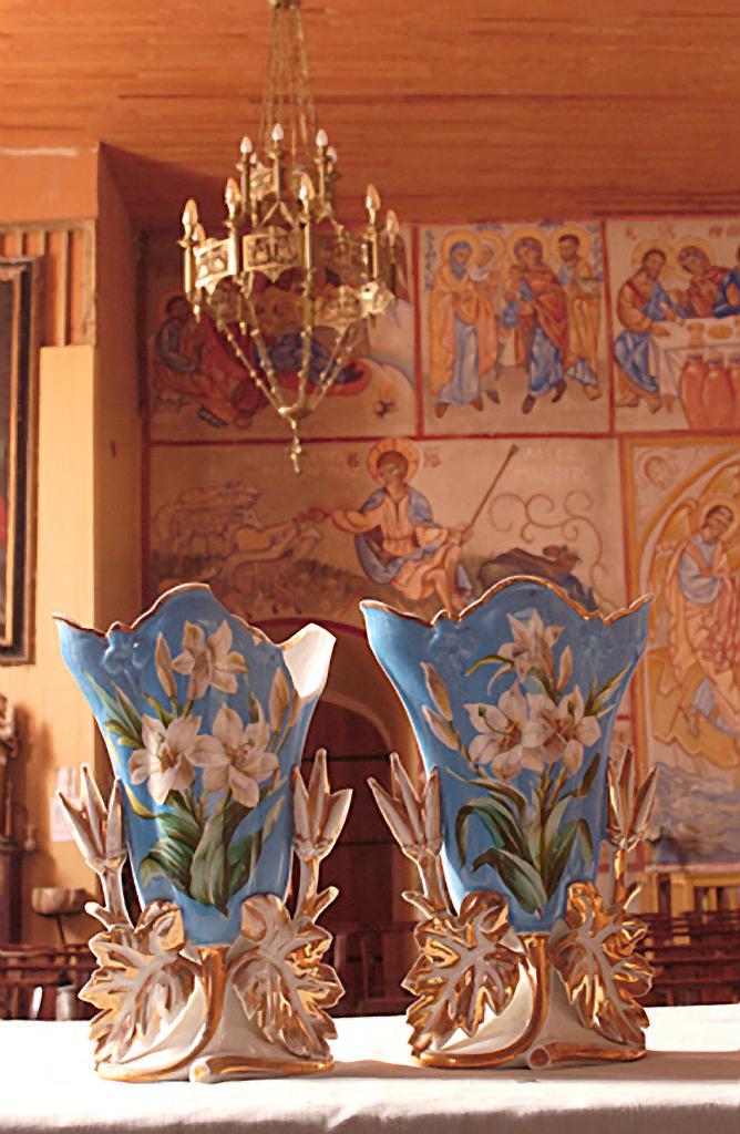 ensemble de 2 paire de vases d'autel (vase à cornet), de style néo-rocaille : Bouquet de fleurs de lys