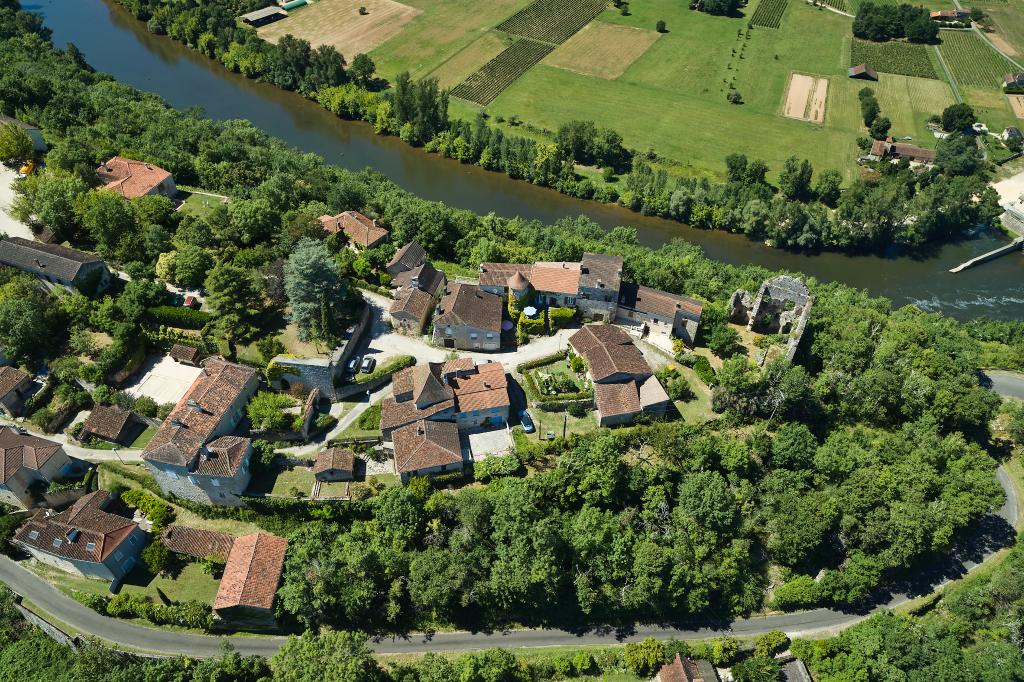 bourg : castrum