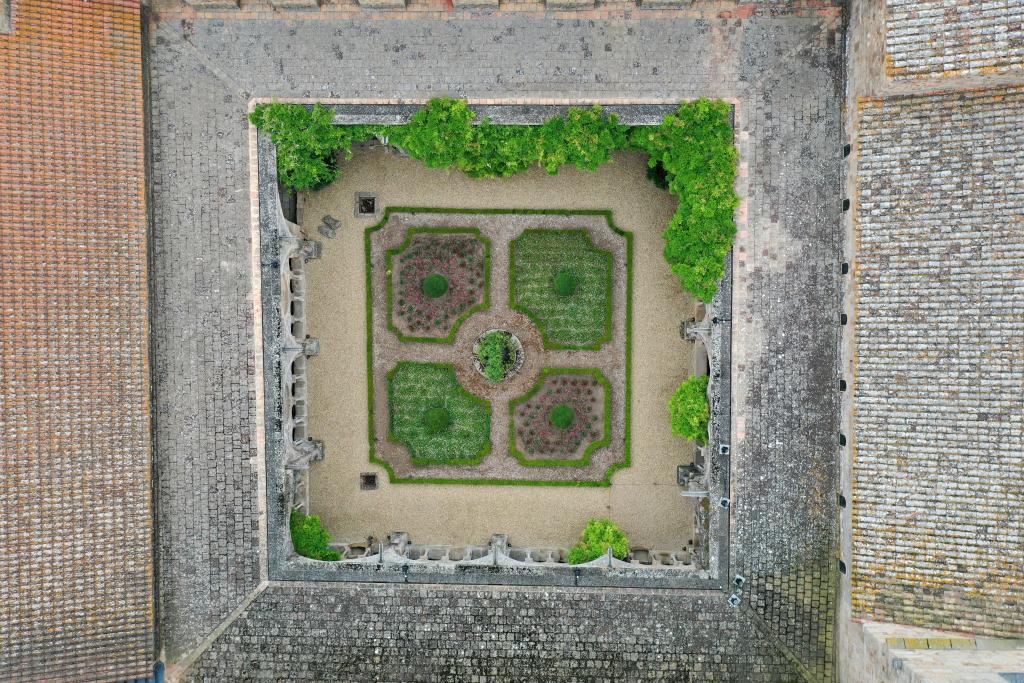 Cloître de l'abbaye de Fontfroide