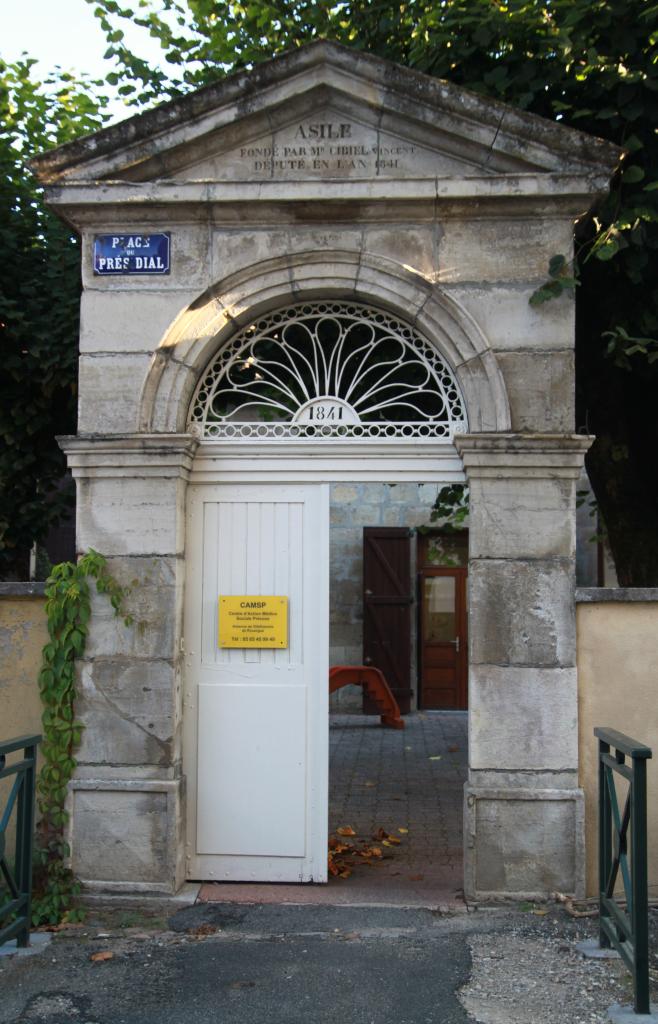 portail d'entrée de la salle d'asile