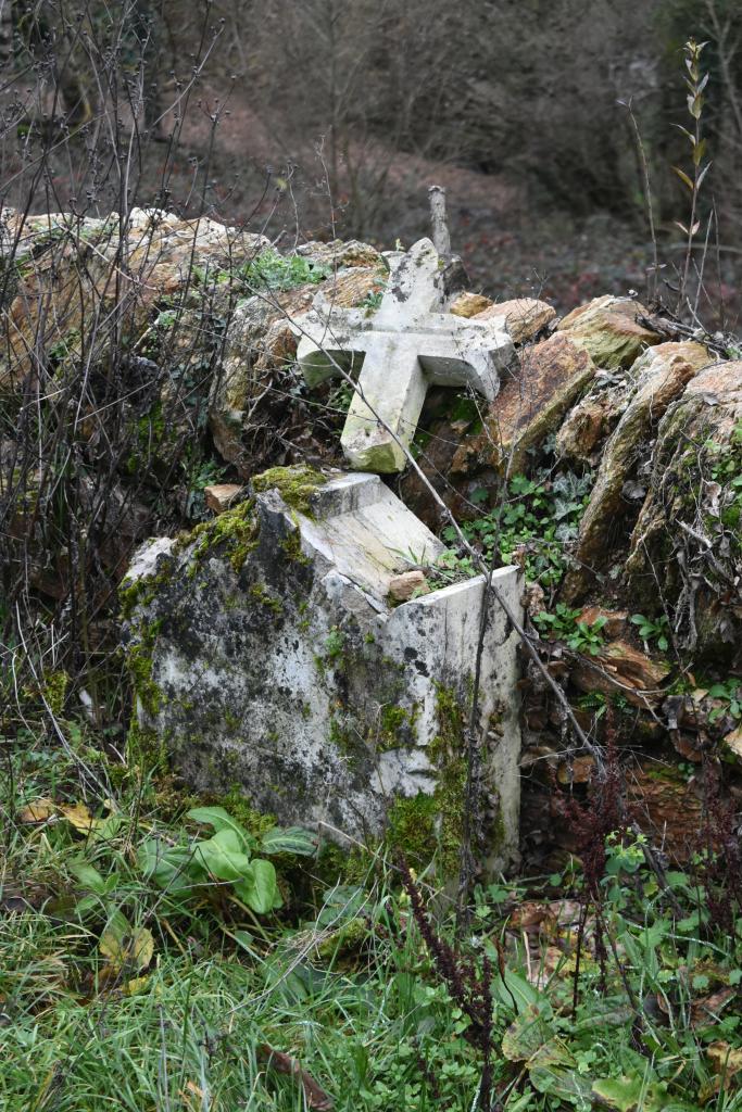 ancien cimetière d'Ampiac, aujourd'hui verger OK VERIFIER ARCHIVES