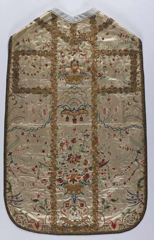 chasuble blanche avec étole, manipule et bourse de corporal