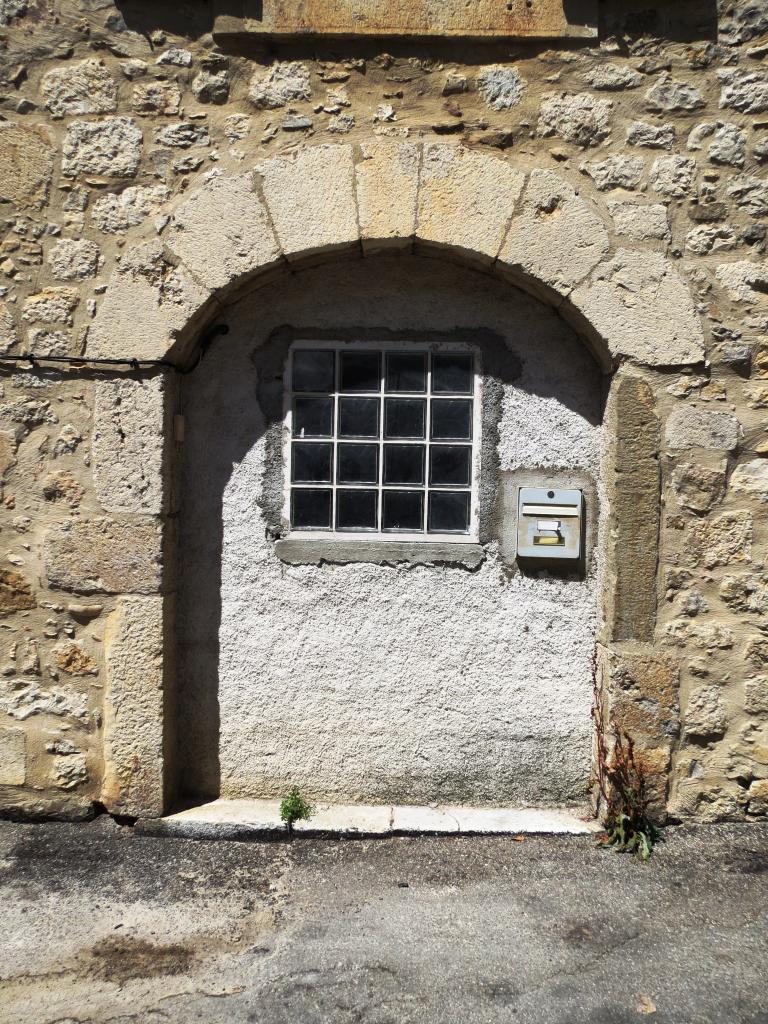 maisons modernes et contemporaines avec remploi médiéval à Lagrasse