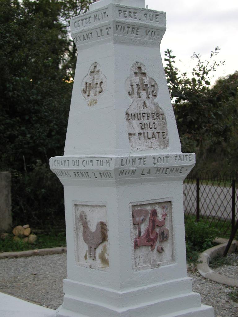 calvaire édicule et ses 3 statues (petite nature) : Christ en croix, la Vierge, saint Jean et sainte Marie-Madeleine