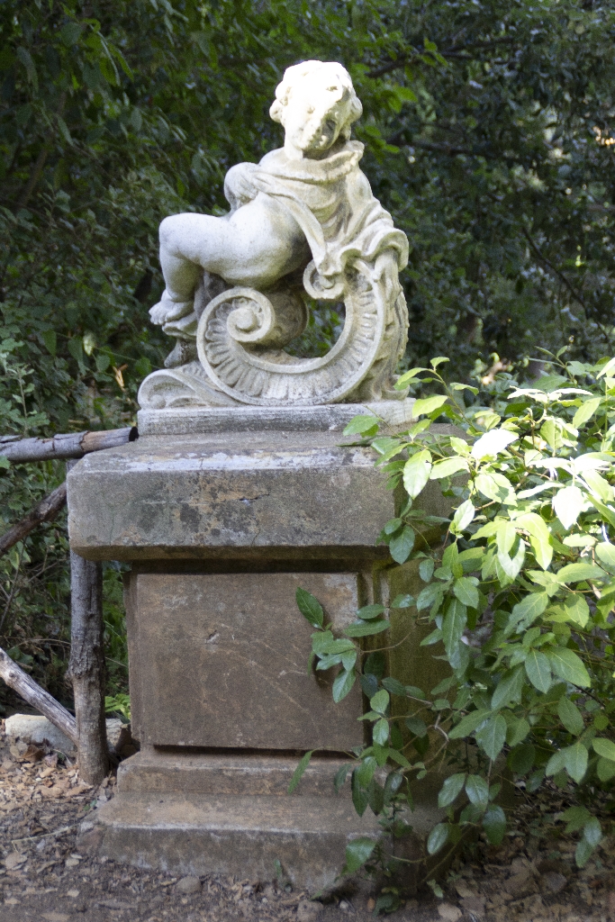 Statue : amour sur une volute