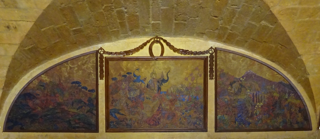 Les 5 triptyques et le tondo du grand parloir avec leur cadre : L'amour suprême, Armide, Tristan et Isolde, Sémiramis, Hippolyte et Aricie, Parsifal