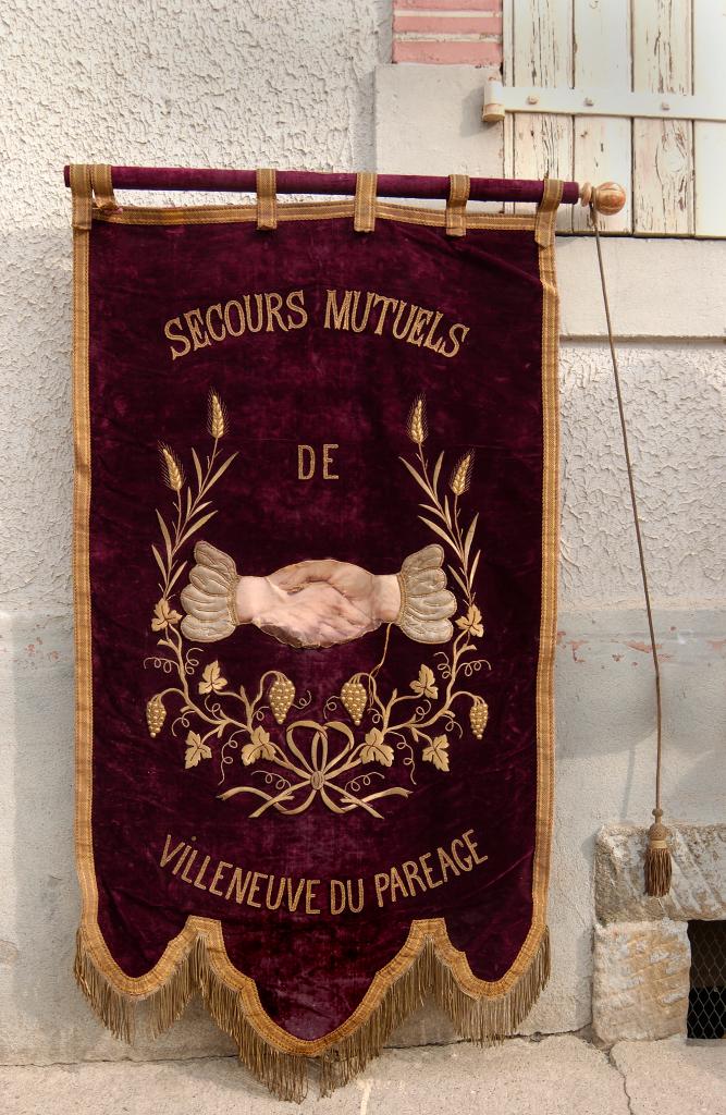 bannière de procession de la Société de secours mutuels de Villeneuve-du-Paréage
