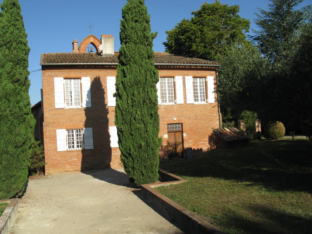 Vue depuis l'est de la façade principale du presbytère.