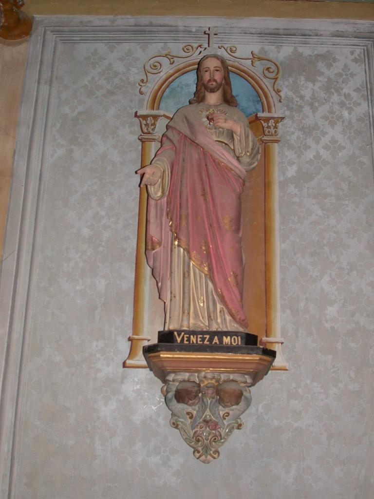 ensemble de deux paires de vases d'autel (obus de la guerre de 1914-1918), un drapeau du Sacré-Coeur et deux statues (grandeur nature) de la Bienheureuse Jeanne d'Arc et du Christ du Sacré-Coeur avec leurs consoles