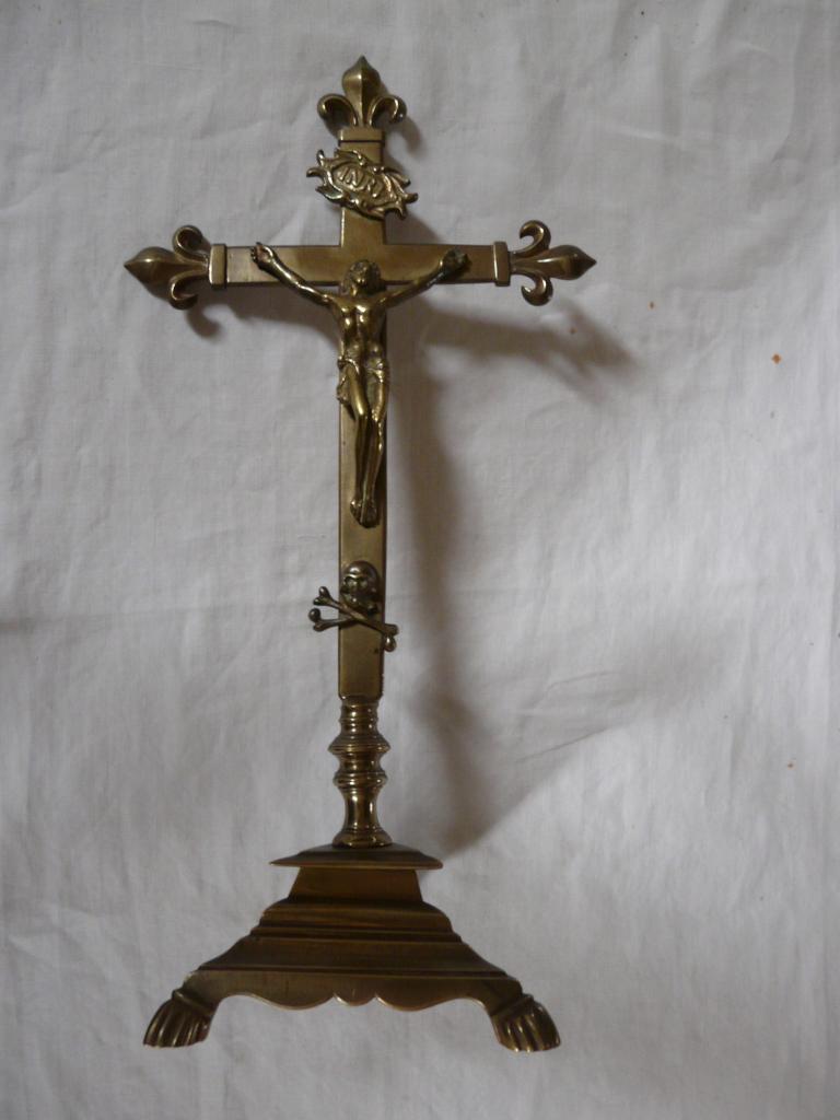 quatre chandeliers et une croix d'autel (garniture d'autel)