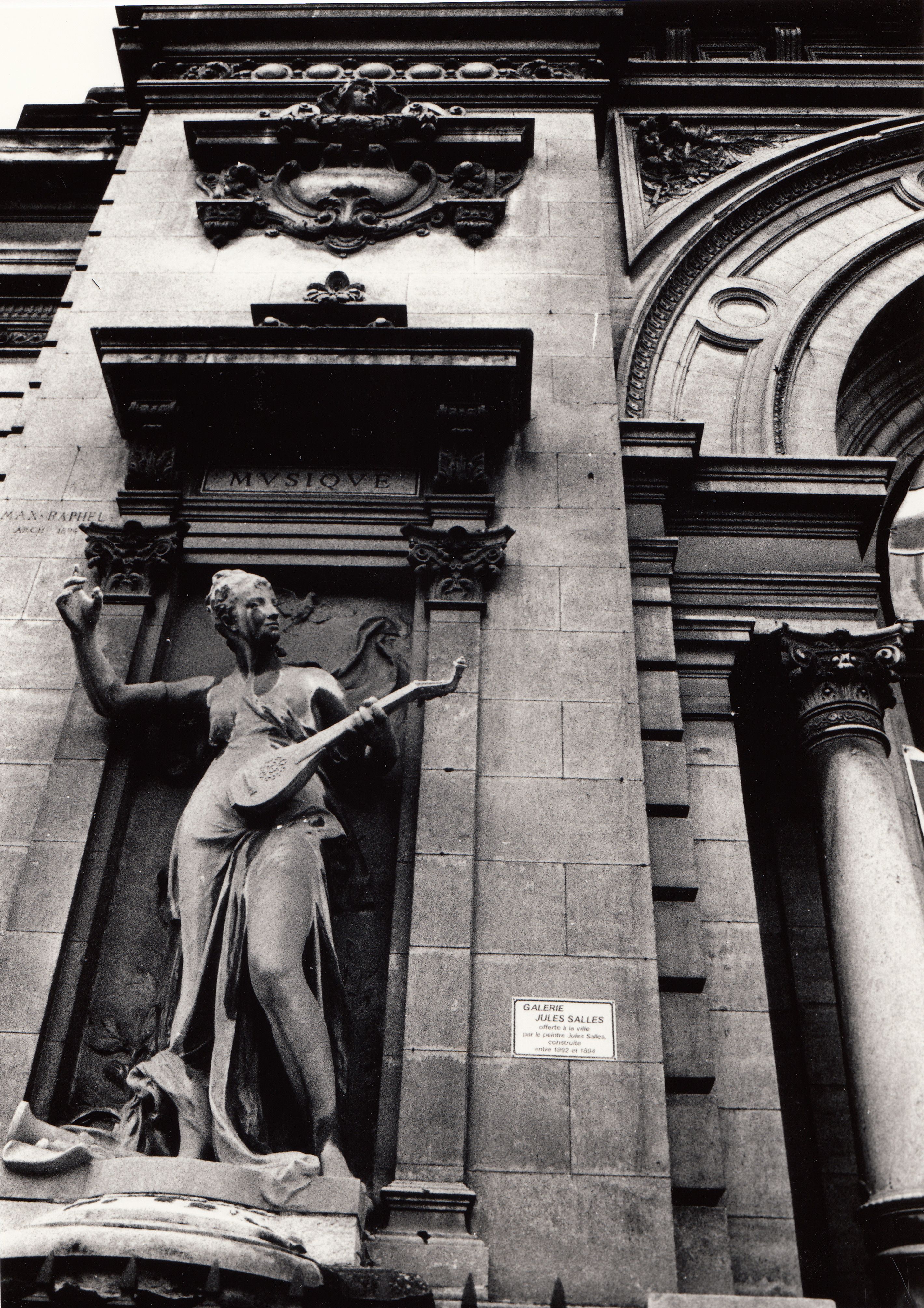statues de la musique et de la peinture en façade de la Galerie Jules Salles