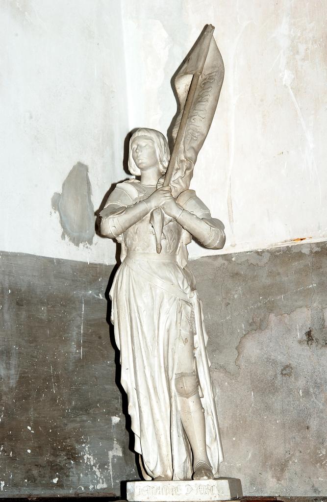 ensemble du monument aux morts de la guerre de 1914-1918 et de la guerre de 1939-1945 avec l'autel secondaire, la plaque commémorative, les deux statues (petite nature) de Jeanne d'Arc et de Sainte-Thérèse de l'Enfant Jésus sur des socles.