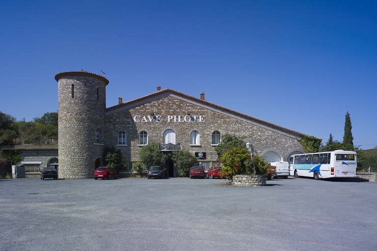 coopérative vinicole : Cave pilote ; Cave coopérative de vinification et de vieillissement de Villeneuve les Corbières