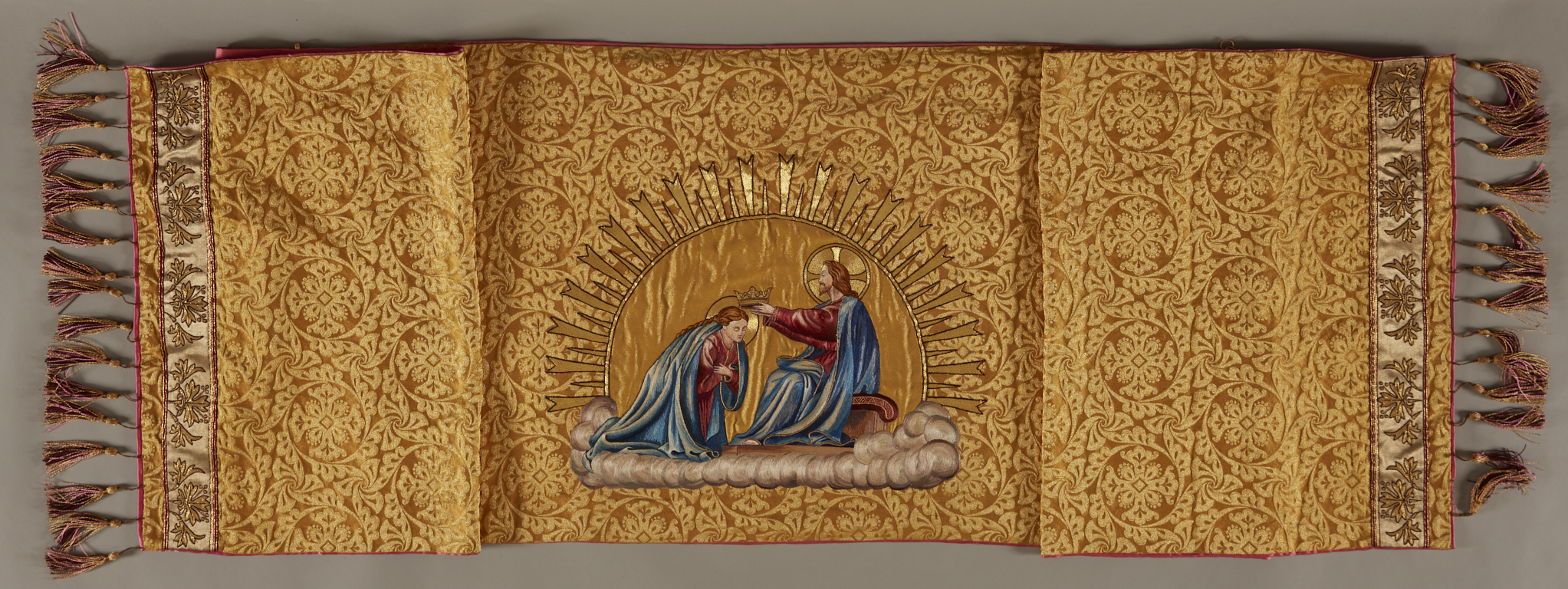 ornement liturgique catholique or de Notre-Dame de La Drèche, accompagné d'une chape, de deux dalmatiques, d'un voile huméral, d'une étole pastorale, d'une étole de diacre, de deux manipules supplémentaires, d'un conopée, d'un tour d'autel et d'une bourse du salut