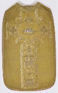 ornement liturgique catholique or accompagné d'une étole de diacre, de deux dalmatiques et d'une chape